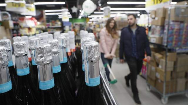 Фото - Минфин РФ предложил повысить минимальную розничную цену на игристое вино