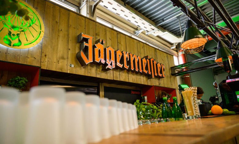 Фото - BFM: дистрибьютер ликера Jägermeister опроверг уход из России