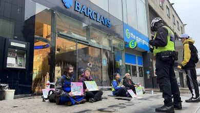 Фото - Экоактивисты устроили массовые протесты в отделениях британского банка Barclays