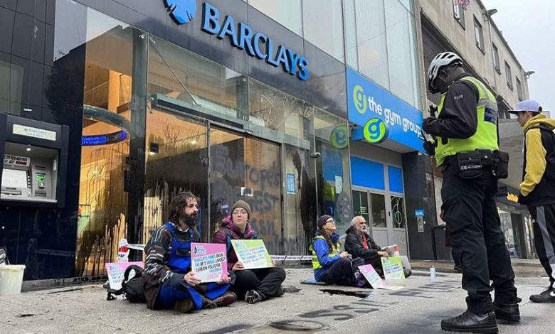 Фото - Экоактивисты устроили массовые протесты в отделениях британского банка Barclays